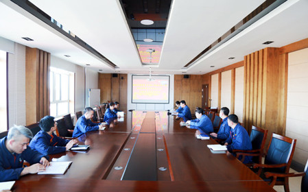 標(biāo)題：華德牧草公司召開(kāi)深入貫徹中央八項(xiàng)規(guī)定精神學(xué)習(xí)教育動(dòng)員部署會(huì)暨2025年全面從嚴(yán)治黨工作會(huì)議
瀏覽次數(shù)：1196
發(fā)表時(shí)間：2025-04-07